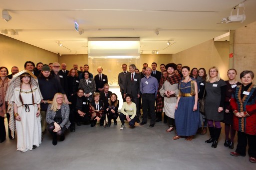 1_Group photo in front of the cult wagon of Strettweg. @UMJ, R. Wegscheidler.